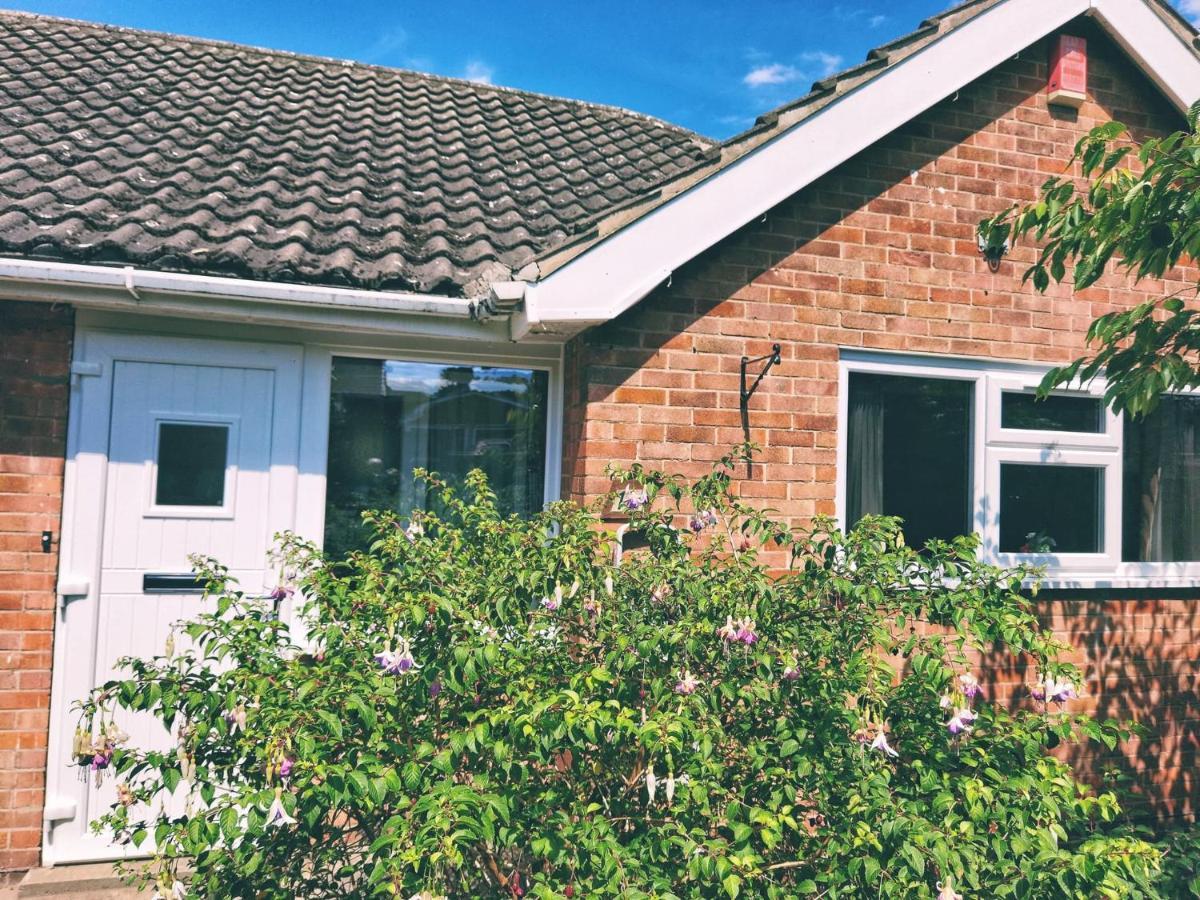 Fourth Avenue, Lovely Bungalow Available For Guests And Contractors Parking Wifi Nottingham Exterior foto